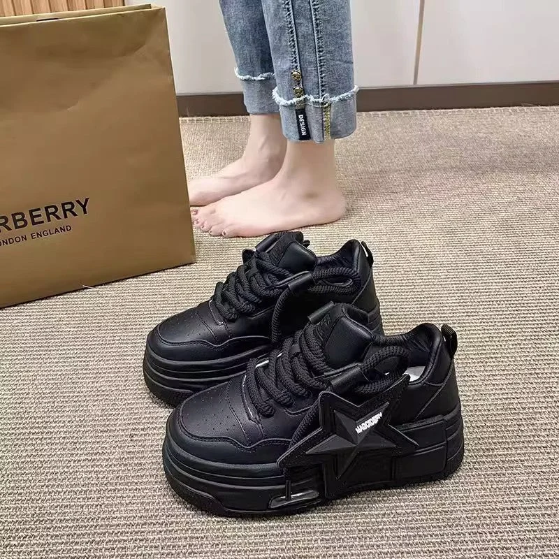 Damen Sportliche Plateau Sneakers mit modischem Sternen-Design – Névara