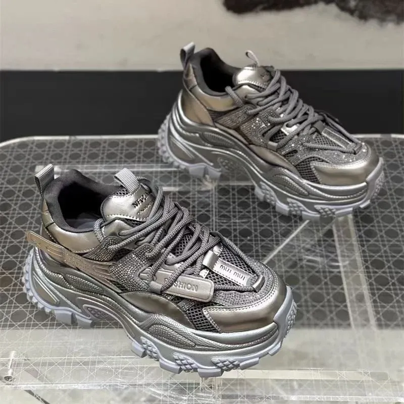 Damen Sportliche Chunky Sneakers mit Glitzer-Elementen und verstärktem Profil – Névara