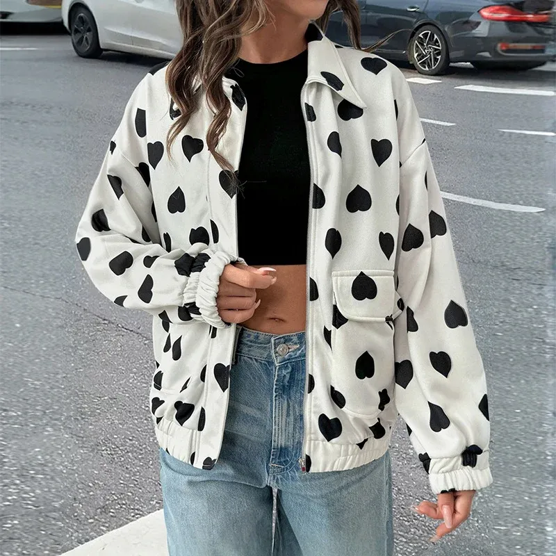Damen Oversize-Bomberjacke mit Herzallover, Reißverschluss, Pattentaschen und elastischen Bündchen – Avenza