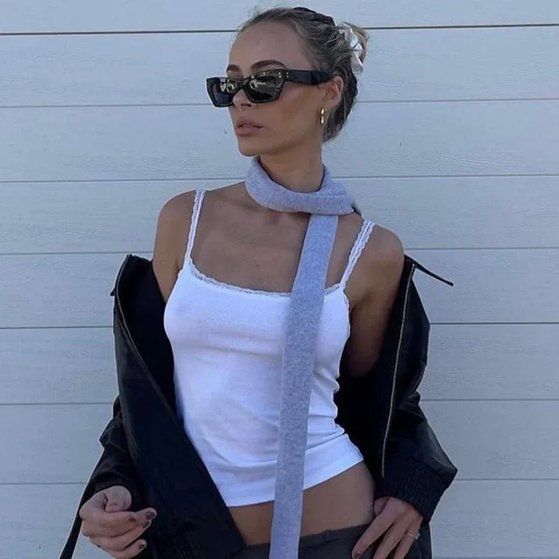Damen Spaghettiträgershirt mit zarter Spitzenverzierung – Avérine